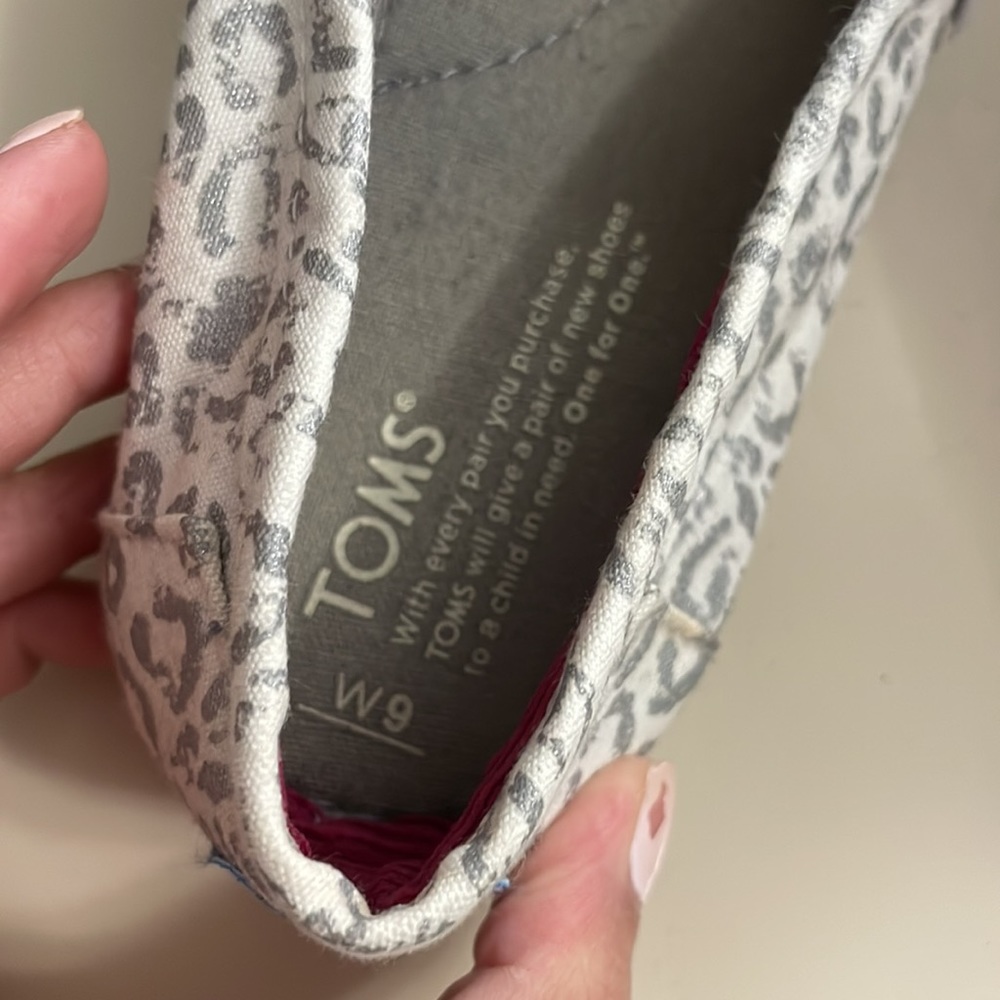 Toms Size W9 Silver Leopard Print Pattern - image 2